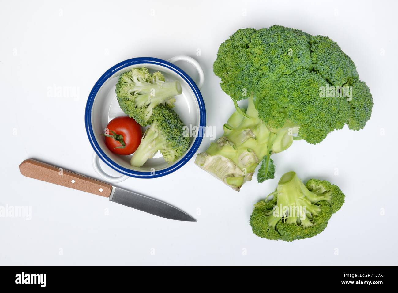 Broccoli (Brassica oleracea var. italica) e broccoli tagliati in pelle Foto Stock