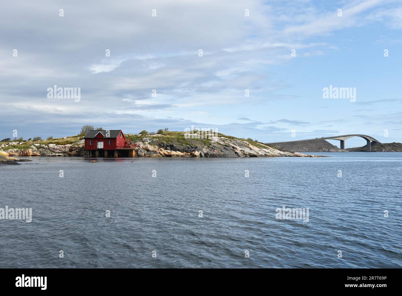 Casa in un arcipelago sulla strada Atlantica in Norvegia Foto Stock