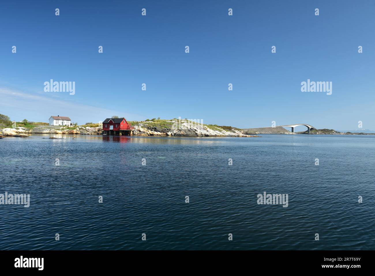 Casa in un arcipelago sulla strada Atlantica in Norvegia Foto Stock