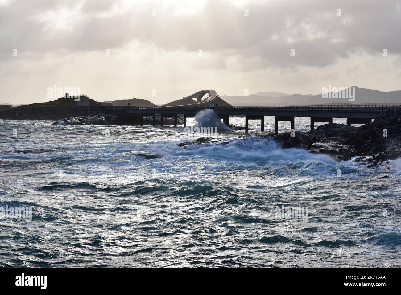 Atmosfera mattutina e onde tempestose sullo stretto Atlantico in Norvegia Foto Stock