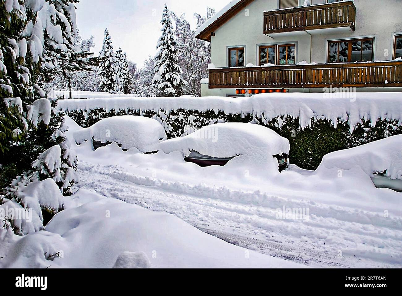 Auto, casa e alberi, completamente innevati, strada piena di neve, tempo invernale, nevicate pesanti, Baviera Foto Stock