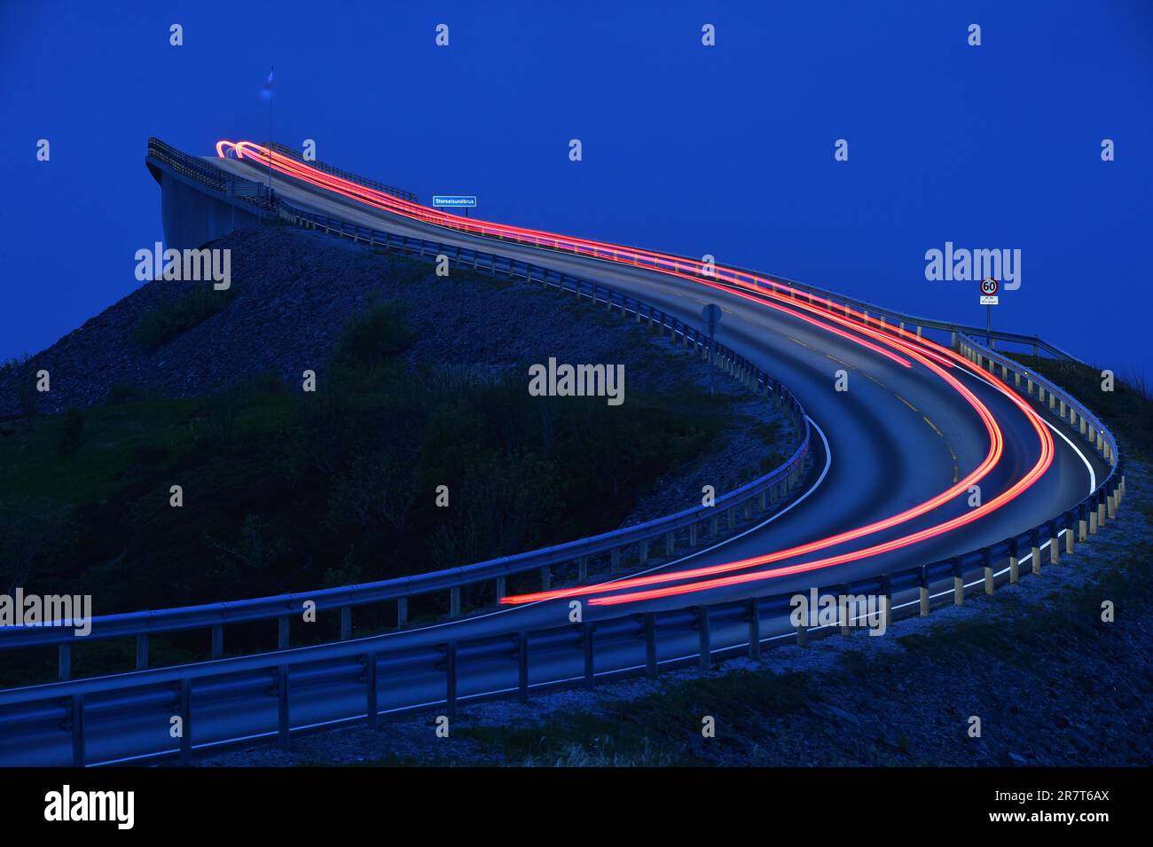 Luce di posizione posteriore dell'auto sul ponte Storseisund sulla Atlantic Road Foto Stock