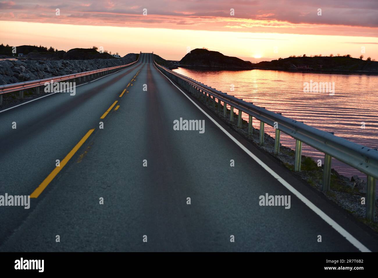 Alba sulla strada Atlantica in Norvegia Foto Stock
