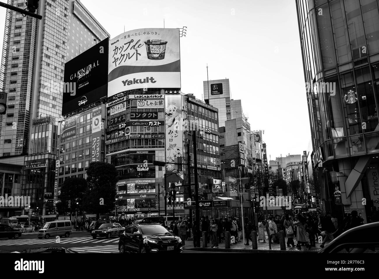 Shibuya, Giappone. 17th Jan, 2023. Il Shibuya scramble attraversamento pedonale con edifici circostanti e pubblicità. Paragonabile a Times Square, Shibuya Crossing è l'incrocio più trafficato al mondo con turisti, pendolari e Tokyoites, sia che visitino o trasferiscano le linee ferroviarie. La stazione di Shibuya e' servita dalle linee della metropolitana JR East, Tokyu e Tokyo. (Credit Image: © Taidgh Barron/ZUMA Press Wire) SOLO PER USO EDITORIALE! Non per USO commerciale! Foto Stock
