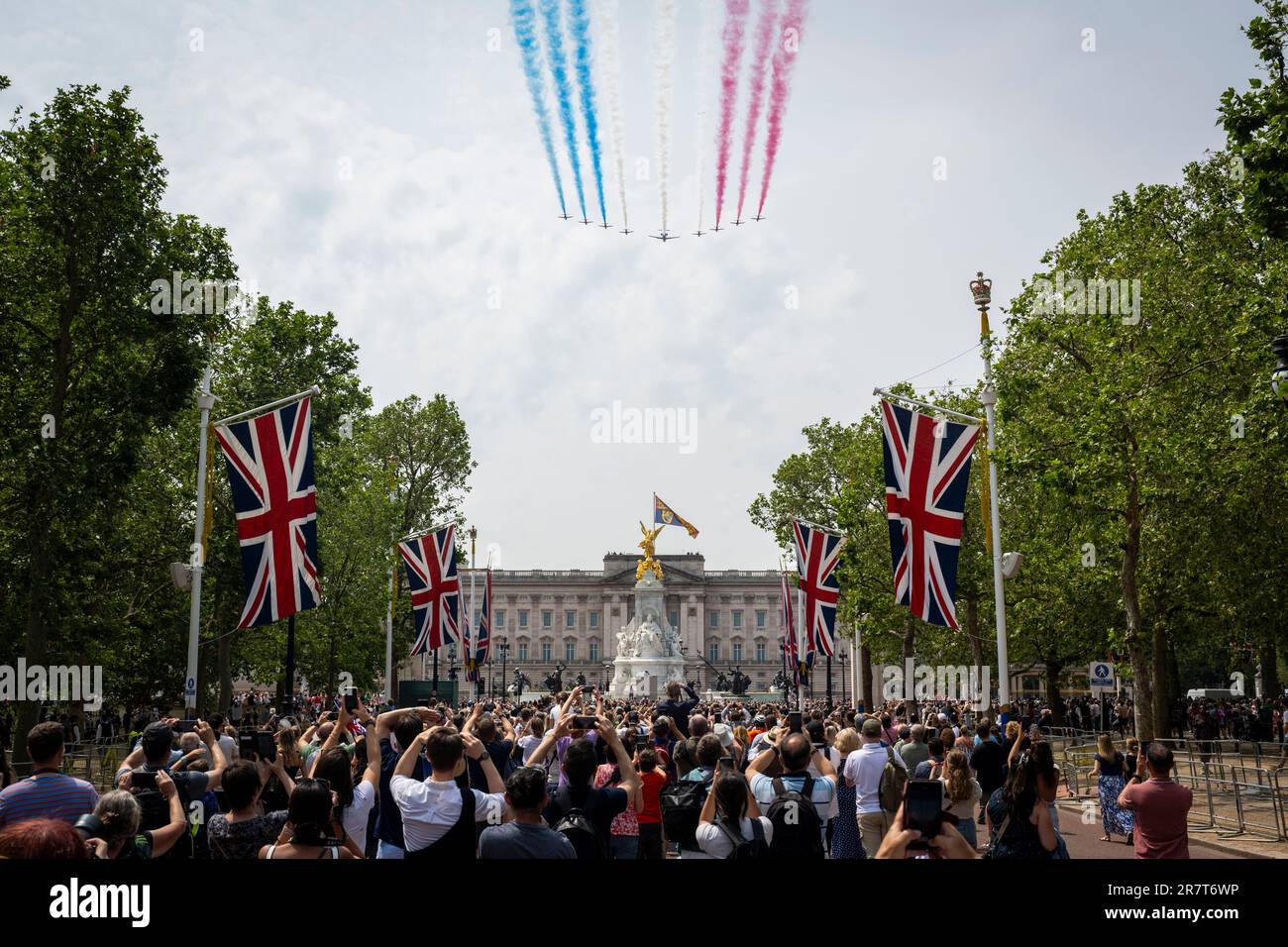 Londra, Regno Unito. 17 giugno 2023. I membri del pubblico del Mall guardano un cavalcavia vicino alle frecce rosse dopo aver Trooping the Colour, dove Re Carlo prese il saluto. Più di 1.400 soldati di parata, 200 cavalli e 400 musicisti partecipano alla cerimonia di Trooping the Colour (Parata di compleanno del Re) per celebrare il compleanno ufficiale del Sovrano e quest'anno sarà la prima parata di compleanno del regno di Re Carlo III. Credit: Stephen Chung / Alamy Live News Foto Stock