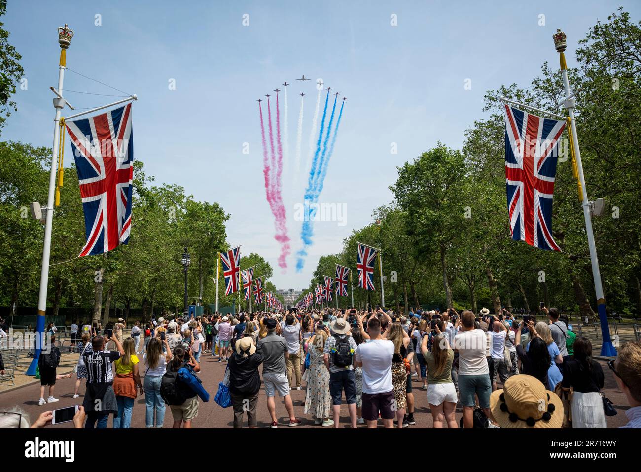 Londra, Regno Unito. 17 giugno 2023. I membri del pubblico del Mall guardano un cavalcavia vicino alle frecce rosse dopo aver Trooping the Colour, dove Re Carlo prese il saluto. Più di 1.400 soldati di parata, 200 cavalli e 400 musicisti partecipano alla cerimonia di Trooping the Colour (Parata di compleanno del Re) per celebrare il compleanno ufficiale del Sovrano e quest'anno sarà la prima parata di compleanno del regno di Re Carlo III. Credit: Stephen Chung / Alamy Live News Foto Stock