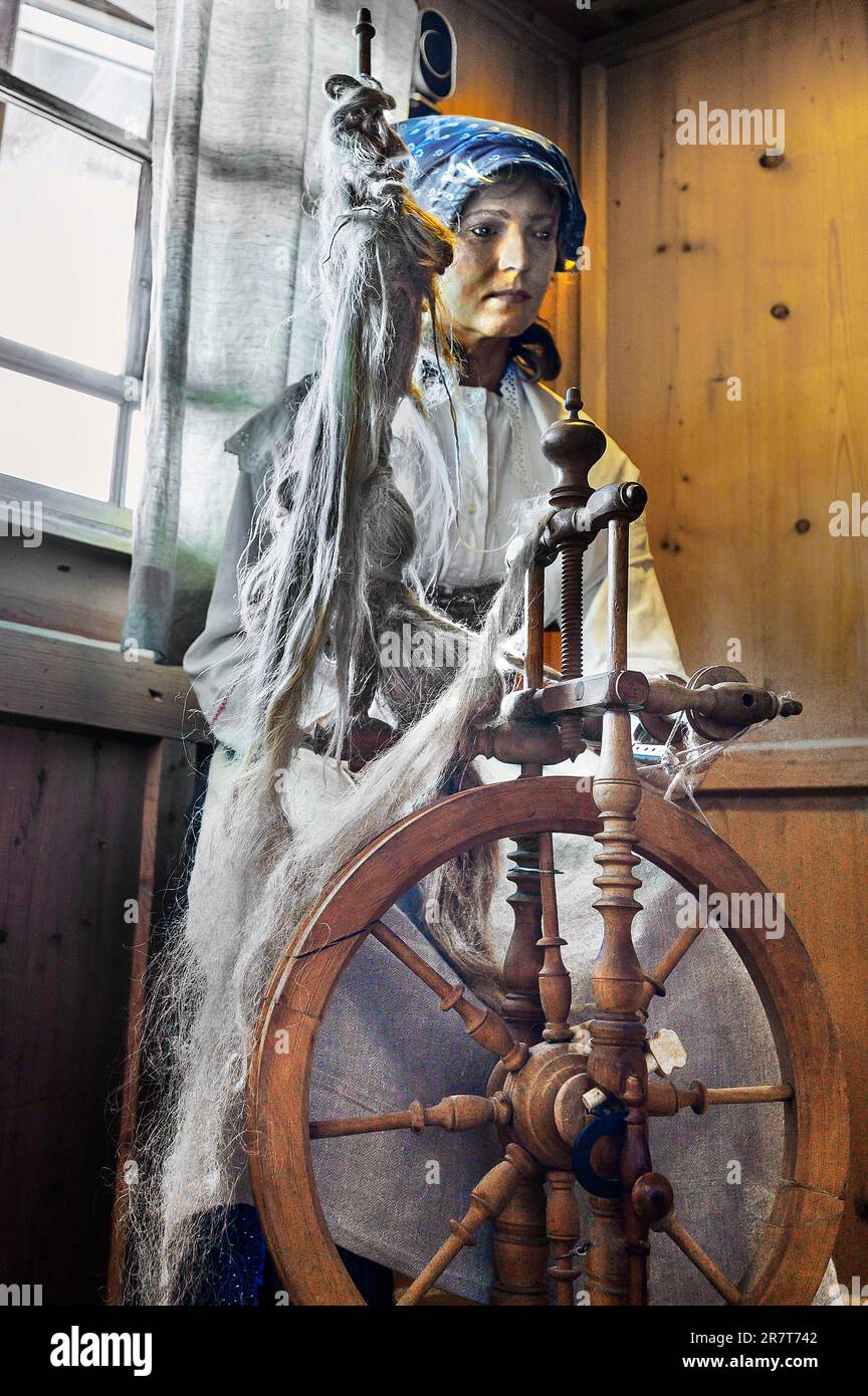 Figura di un filatore di lino con ruota rotante, Allgaeuer Bergbauernmuseum, Immenstadt-Diepolz, fattoria Wiedemann, Allgaeu, Baviera, Germania Foto Stock