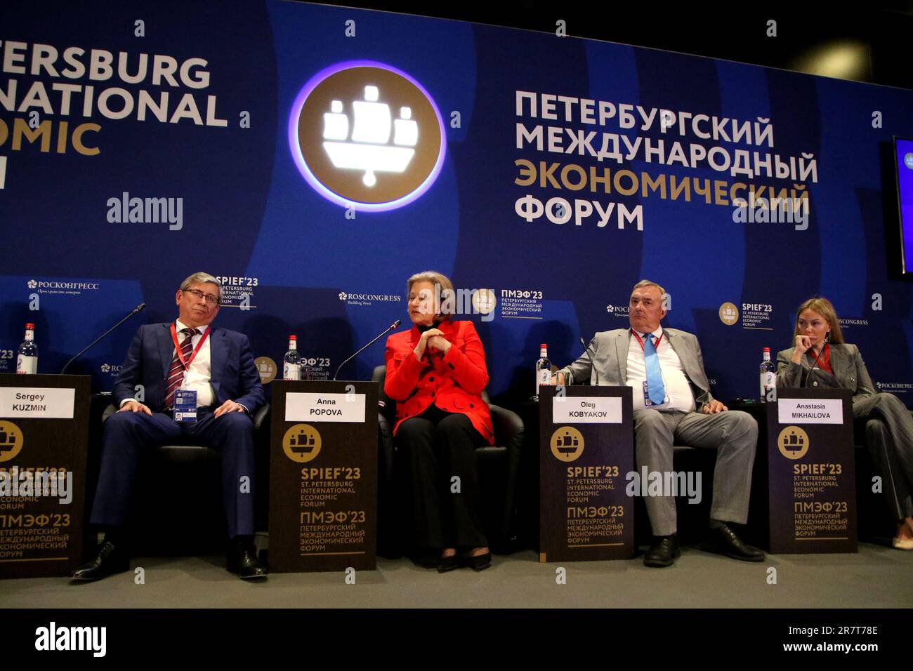 San Pietroburgo, Russia. 16th giugno, 2023. Sergey Kuzmin (L), Anna Popova (2L), Oleg Kobyakov (2R), Anastasia Mikhailova (R) partecipa a una sessione su alimentazione sana - sviluppo sano nel quadro della St Petersburg International Economic Forum 2023 (SPIEF 2023). Credit: SOPA Images Limited/Alamy Live News Foto Stock