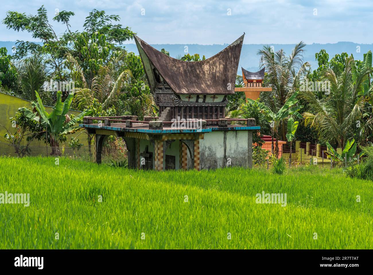 Tomba a più piani del popolo Batak di Toba nella provincia di Sumatra settentrionale. Batak ha un culto speciale della morte con una complessa tradizione di sepoltura Foto Stock