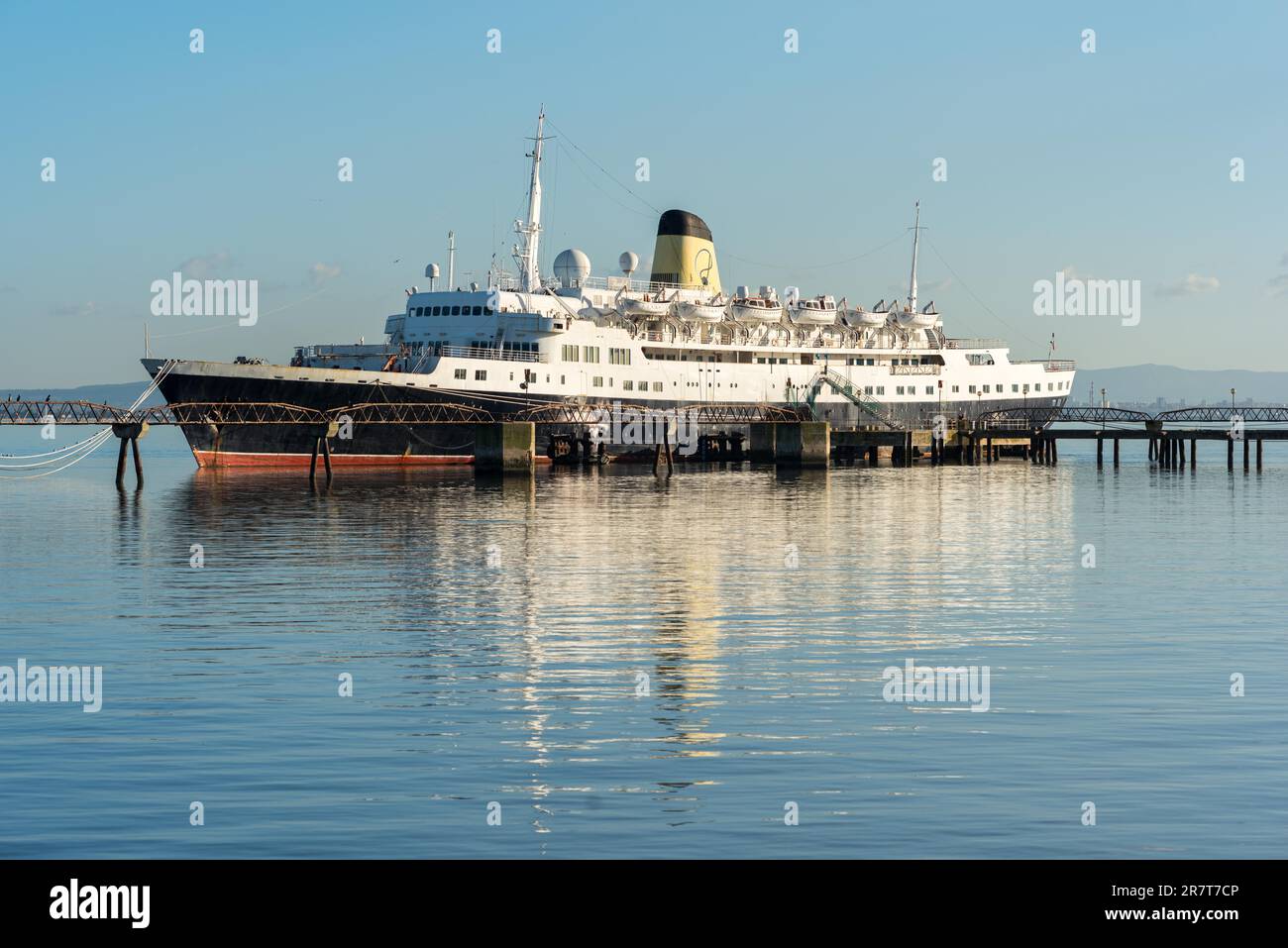 Vecchia nave da crociera nel nord di Lisbona ormeggiata al molo sul fiume Tago Foto Stock