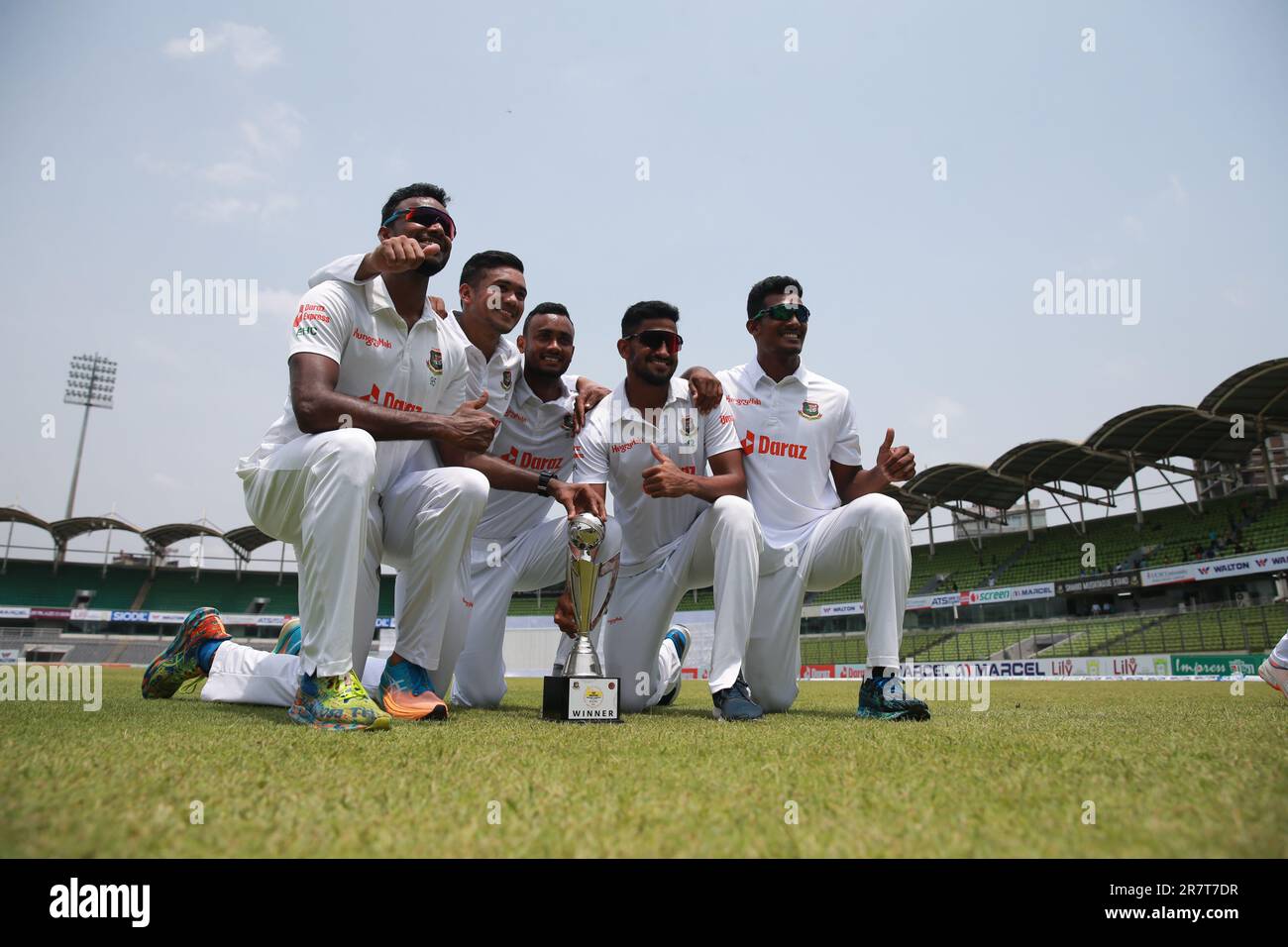 Bangladesi cinque pacer da sinistra Ebadot Hossain, Taskin Ahmed, Shariful Islam, Khaled Ahmed e Uncaped Mushfik Hasan possi per le fotografie lungo il Foto Stock