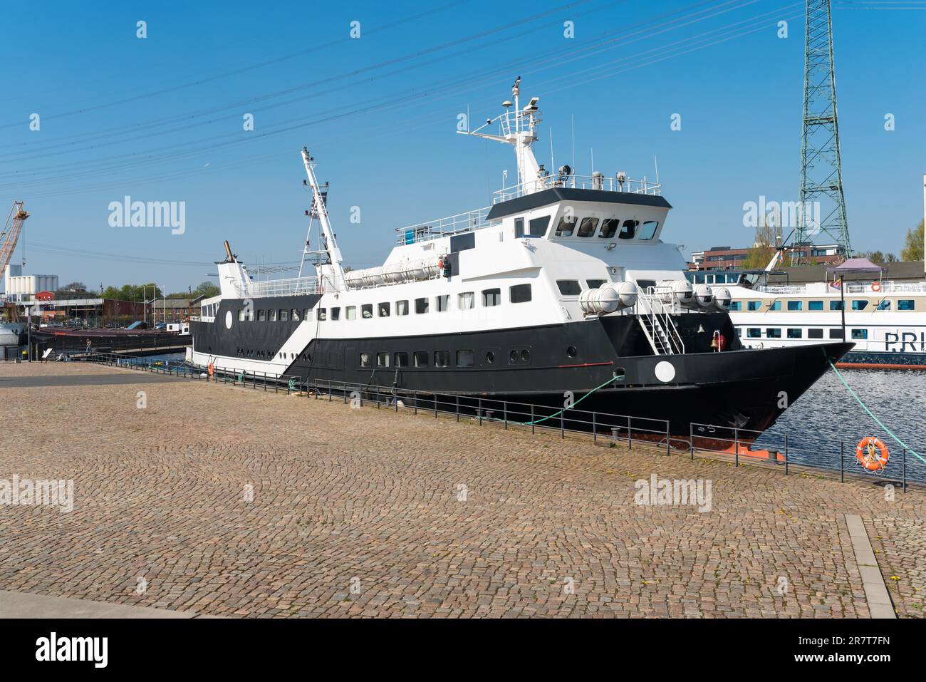 Porto interno di Harburg. La città è un quartiere della città di Amburgo con il proprio porto fluviale sul fiume Elba meridionale Foto Stock