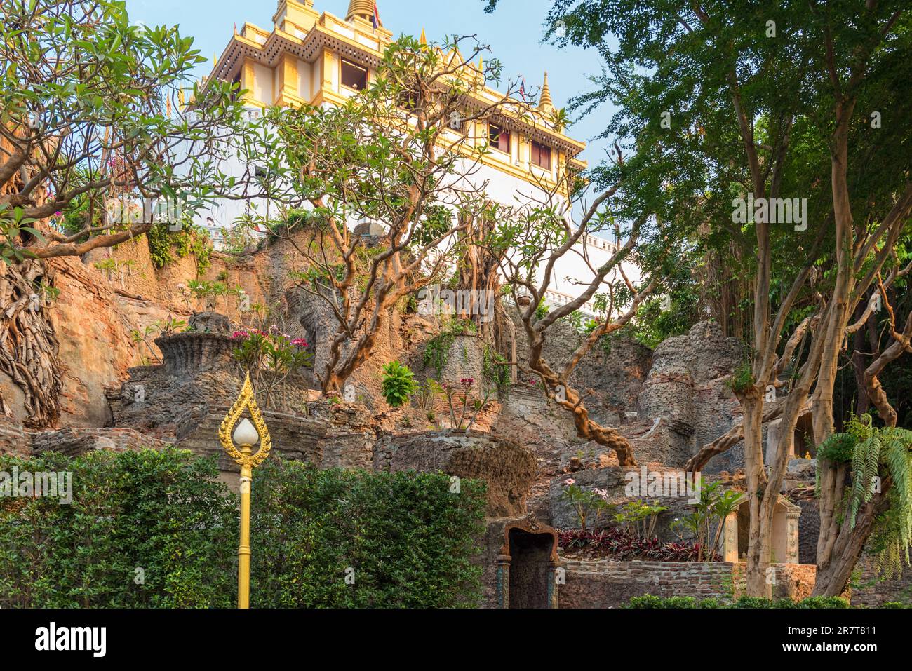 Vista sul Monte d'Oro. Il monastero Wat Saket è una delle principali attrazioni turistiche di Bangkok Foto Stock