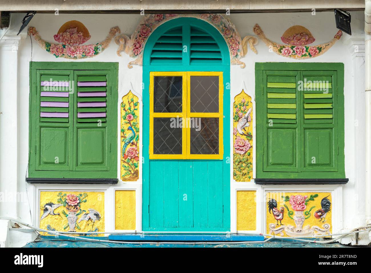 Facciata casa colorata e balcone nella strada indiana di Kuching. E' un passaggio dal tetto stretto nella Chinatown della Citta'. Kuching è il Foto Stock