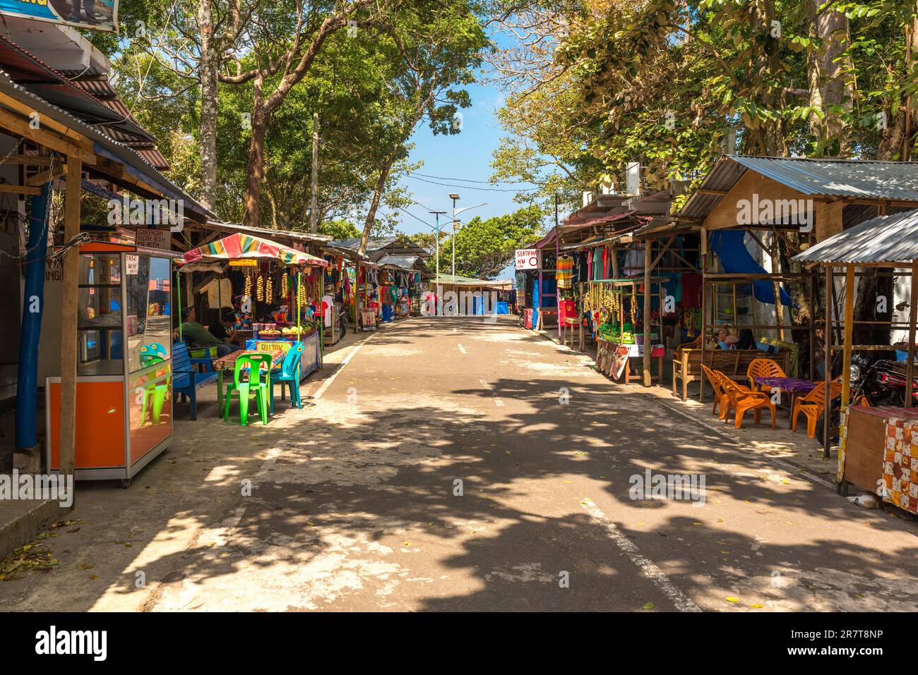 Strada al chilometro zero fiancheggiata da negozi di souvenir e articoli da regalo che vogliono vendere souvenir e vestiti ai turisti sull'isola WEH nella parte più settentrionale Foto Stock