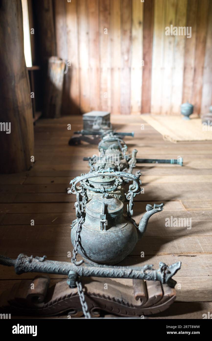 Teiere antiche esposte in una casa Melanau alta a Sarawak sul Borneo. Le teiere e i cannoni sono probabilmente di origine cinese Foto Stock