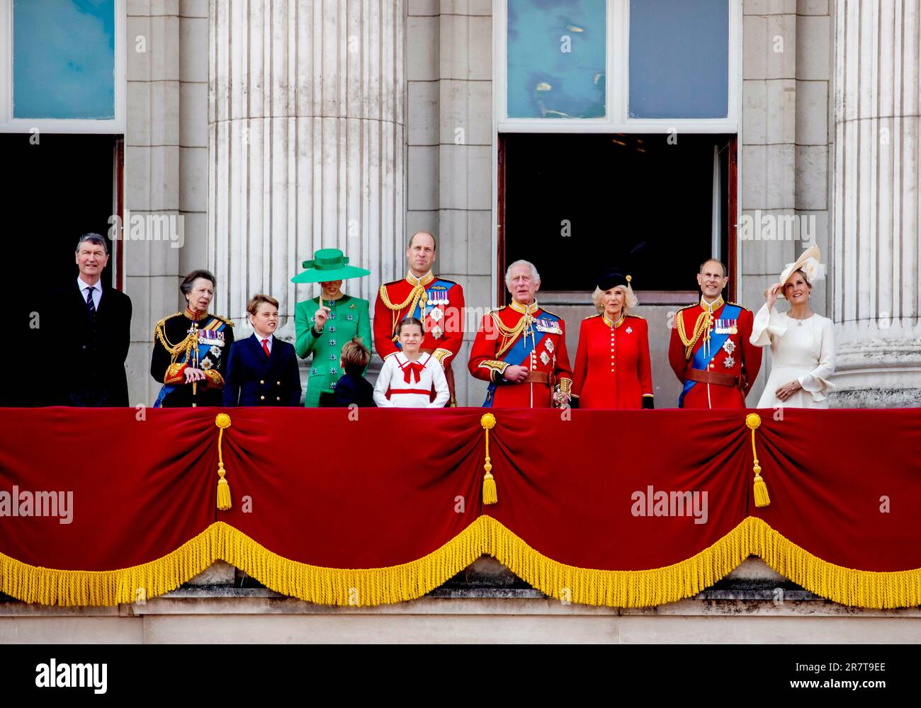 Re Carlo III e la Regina Camilla, Guglielmo, Principe di Galles e Caterina, Principessa di Galles, Principe Giorgio di Galles e Principessa Charlotte di Galles e Principe Luigi di Galles, Anna, Principessa reale e Vice Ammiraglio Sir Tim Laurence sul balcone di Buckingham Palace a Londra, il 17 giugno 2023, Dopo aver frequentato Trooping the Colour (The Kings Birthday Parade) alla Horse Guards Parade Foto: Albert Nieboer/Netherlands OUT/Point De Vue OUT Foto Stock