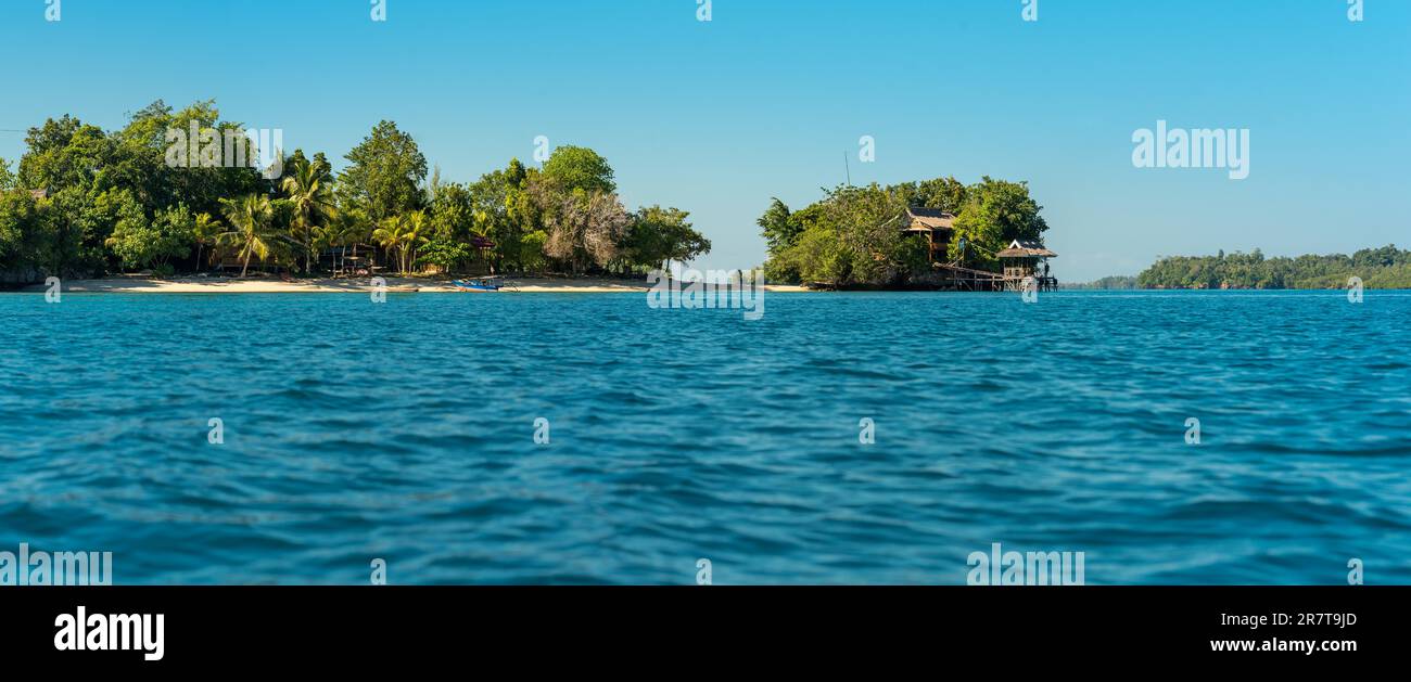 Vista sull'isola di Poyalisa nel Golfo di Tomini a Sulawesi. Le isole sono un paradiso per subacquei e snorkelers e offre un Foto Stock
