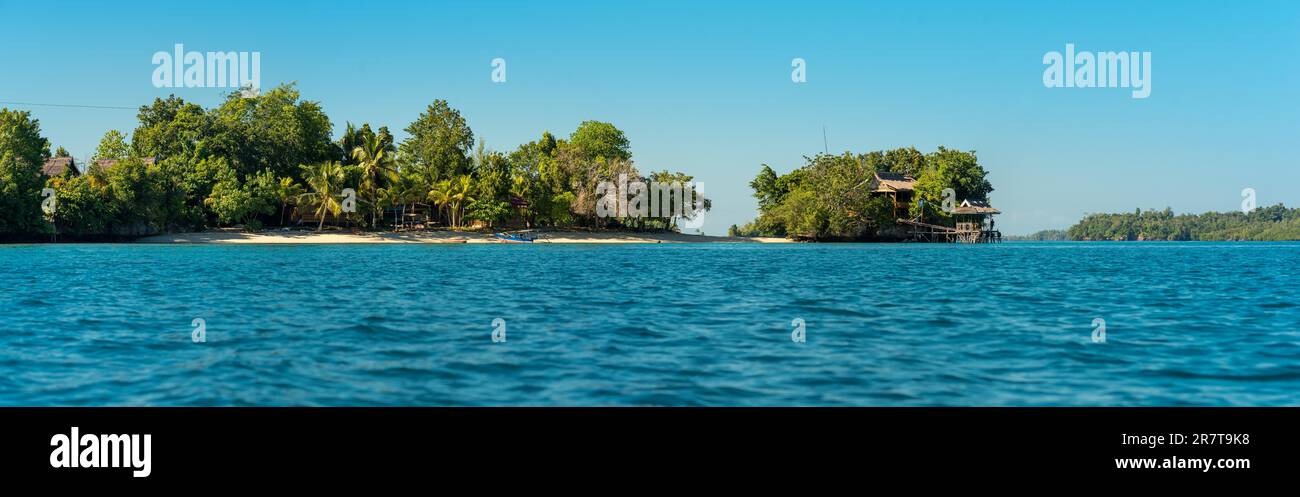 Vista sull'isola di Poyalisa nel Golfo di Tomini a Sulawesi. Le isole sono un paradiso per subacquei e snorkelers e offre un Foto Stock