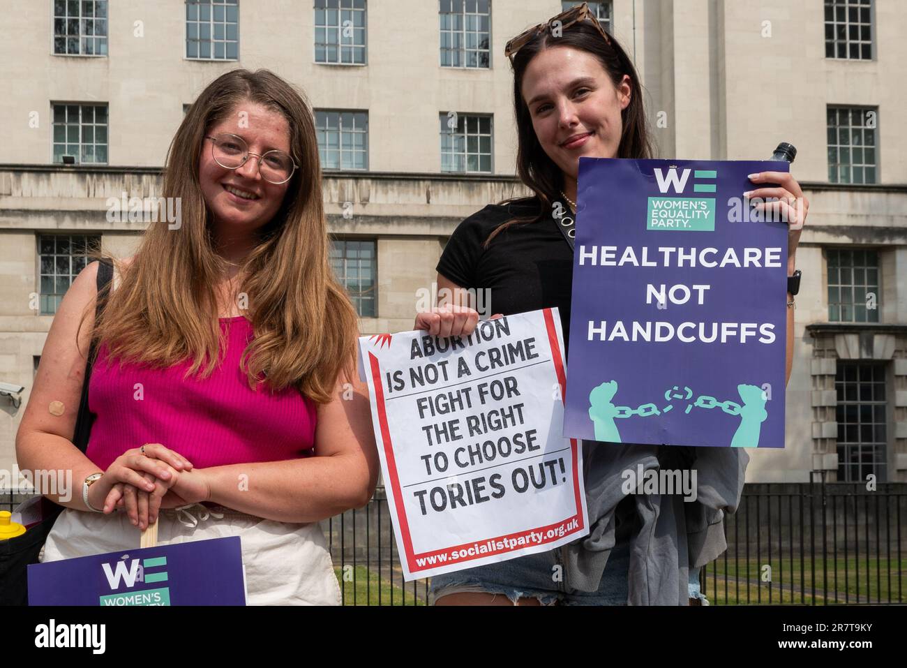 Westminster, Londra, Regno Unito. 17th Giu, 2023. Una protesta sta avvenendo a sostegno di una donna che è stata condannata a 28 mesi di prigione dopo aver usato pillole per l'aborto per terminare la sua gravidanza oltre il periodo di gestazione legale limitato di 24 settimane. I manifestanti ritengono che la legge che risale al 1861 sia obsoleta e debba essere modificata Foto Stock