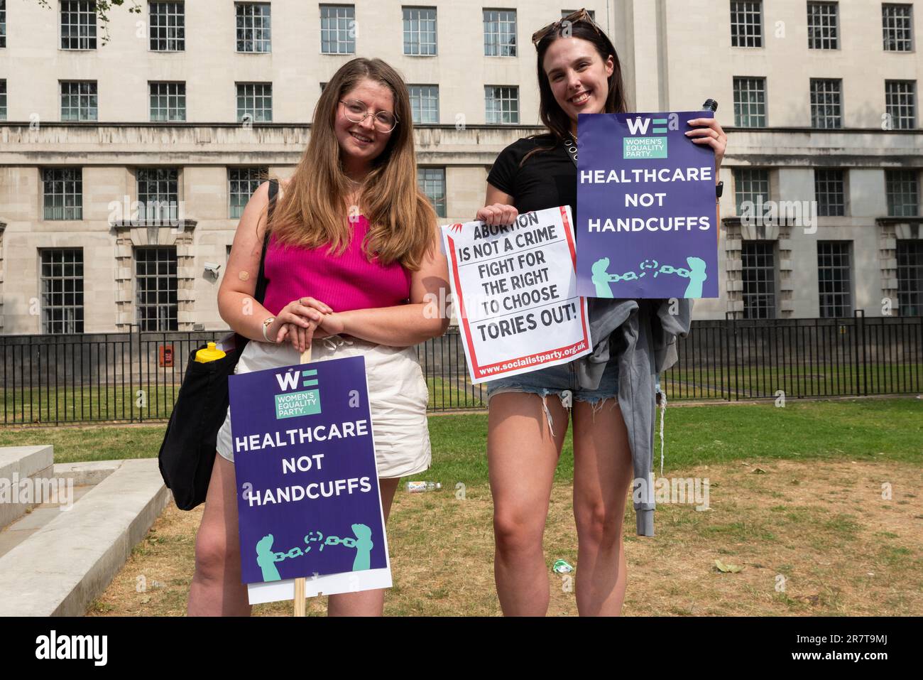 Westminster, Londra, Regno Unito. 17th Giu, 2023. Una protesta sta avvenendo a sostegno di una donna che è stata condannata a 28 mesi di prigione dopo aver usato pillole per l'aborto per terminare la sua gravidanza oltre il periodo di gestazione legale limitato di 24 settimane. I manifestanti ritengono che la legge che risale al 1861 sia obsoleta e debba essere modificata Foto Stock