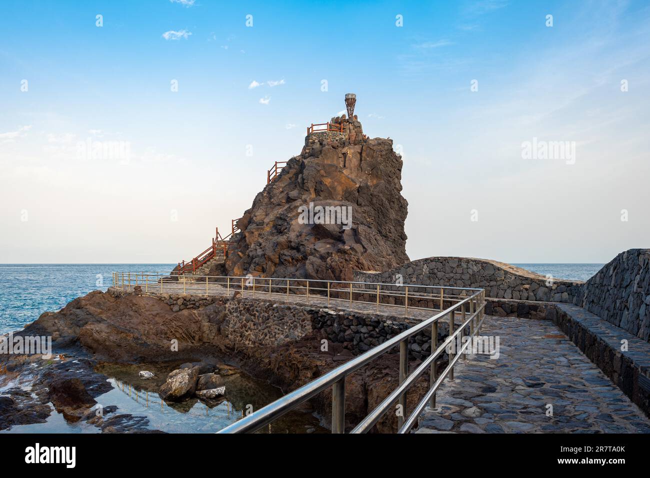 Torcia olimpica sulla cima della scogliera sulla costa della capitale San Sebastian de la Gomera. La fiamma olimpica passò attraverso l'isola di la Foto Stock