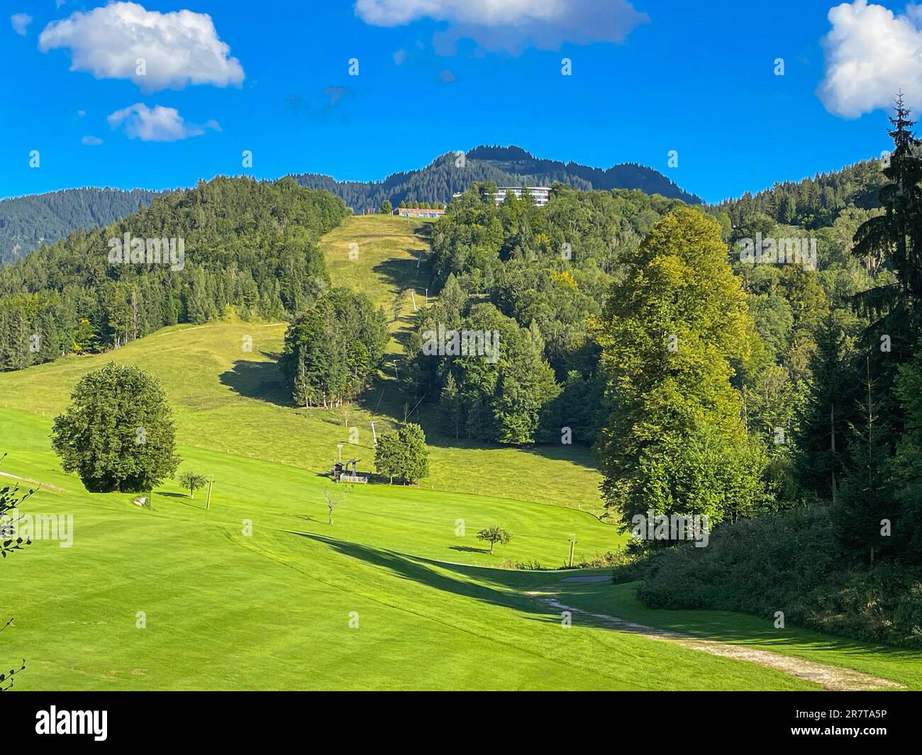 Pista e campo da golf sulla Obersalzberg nelle Alpi Berchtesgaden. L''Obersalzberg appartiene al monte Kehlstein ed è parte del Foto Stock