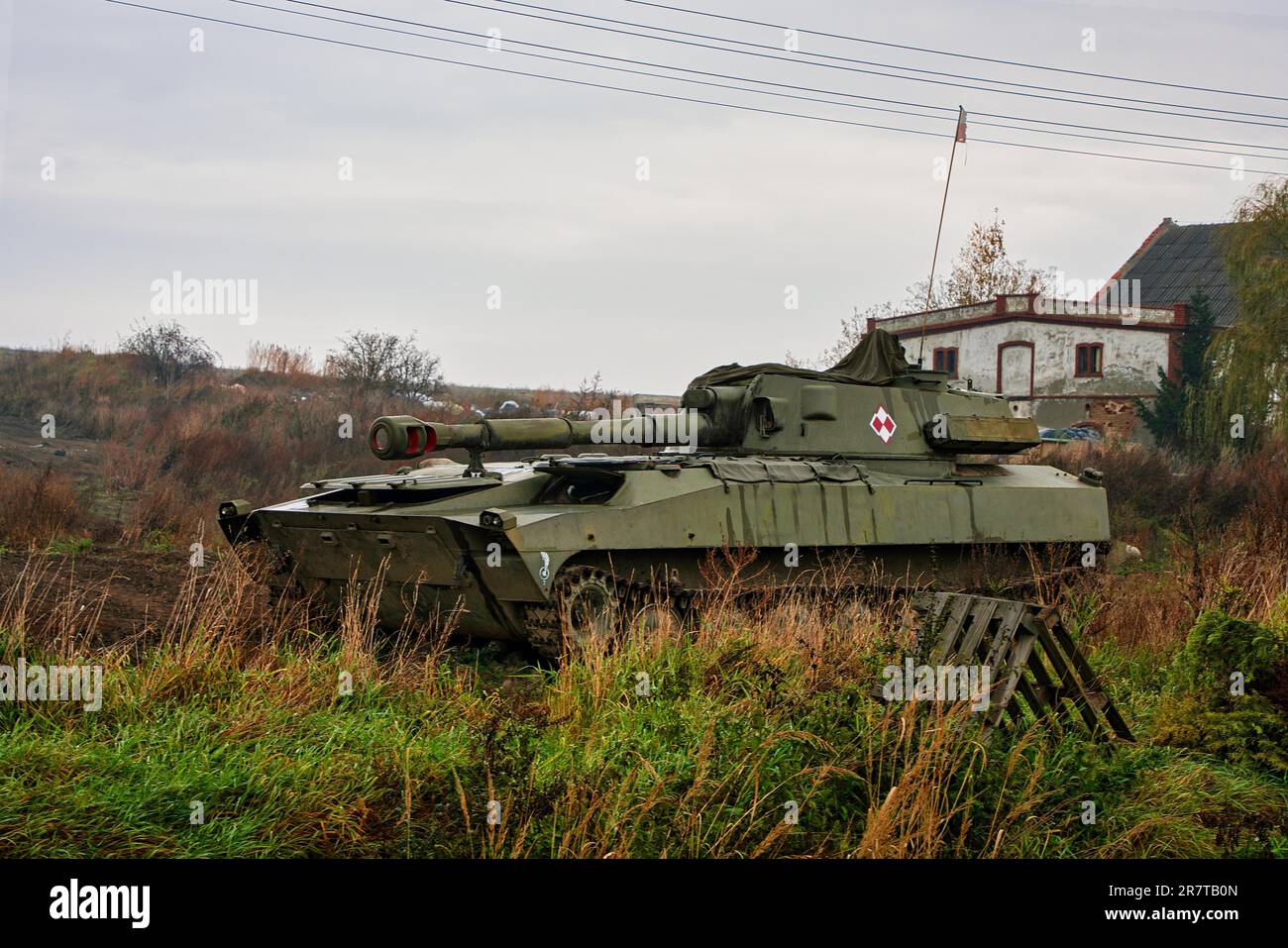 Vecchio veicolo militare sul campo, Polonia Foto Stock
