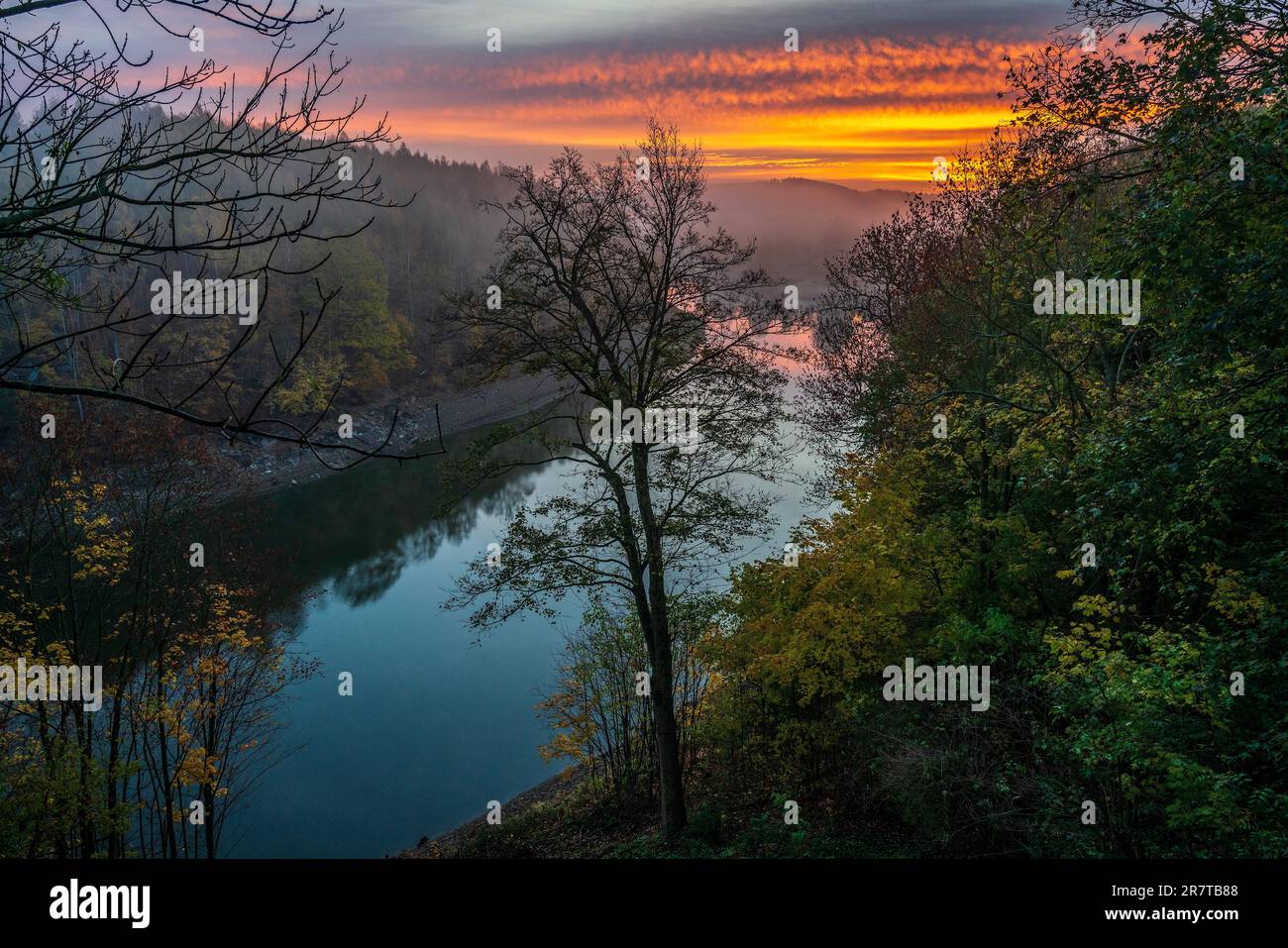 Alba sul lago le?nia?skie, Polonia Foto Stock