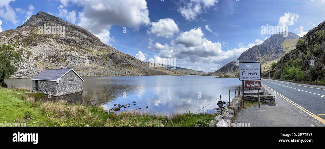 Llyn Ogwen Lake and Boathouse, Pont Pen-y-benglog, Snowdonia, Galles, Regno Unito Foto Stock
