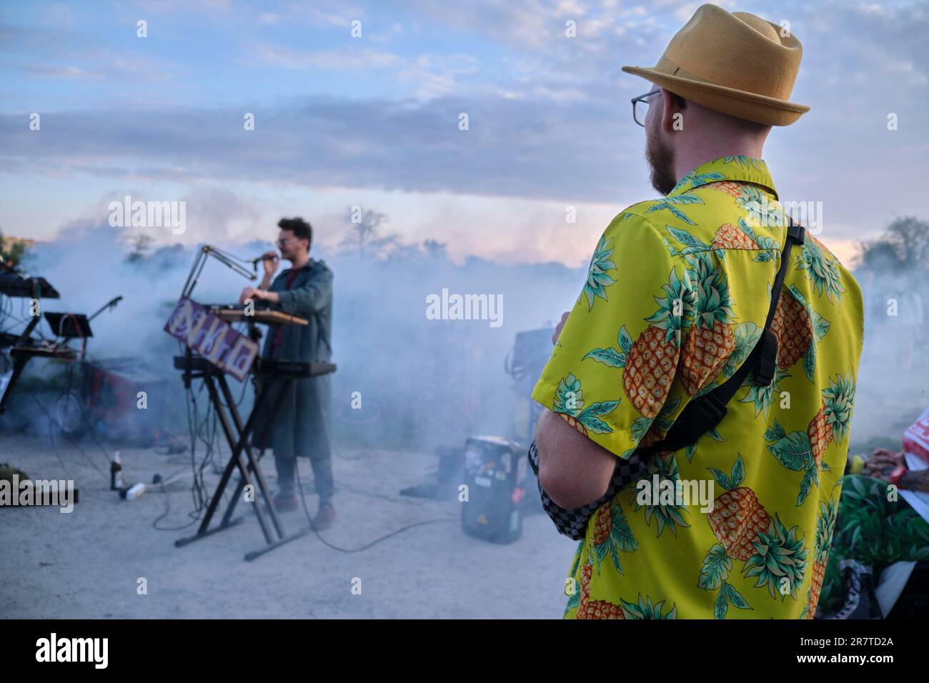 Germania, Berlino, 14.05.2023, domenica pomeriggio a Mauerpark, musicista, musica elettronica, uomo con camicia colorata (ananas) e cappello giallo in discoteca Foto Stock