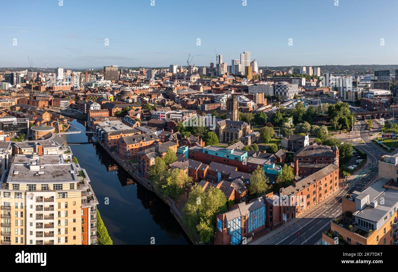 BREWERY WHARF, LEEDS, REGNO UNITO - 3 MAGGIO 2023. Una vista panoramica aerea dello skyline di Leeds con architettura moderna ed esclusivo appartamento lungo il fiume Foto Stock