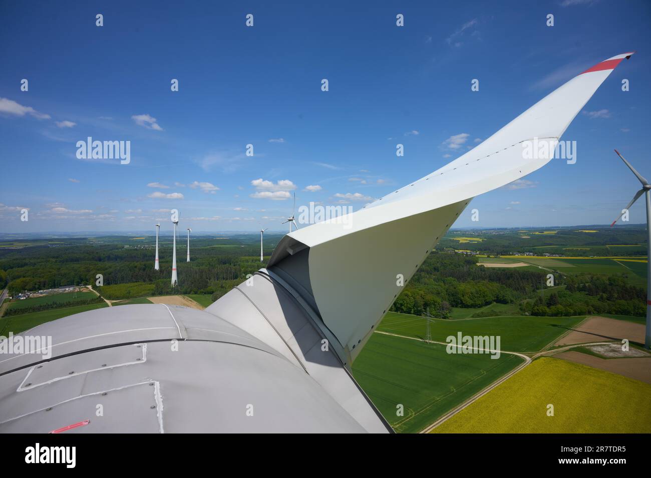 Turbine eoliche nei pressi di Belthheim, Renania-Palatinato, Germania Foto Stock