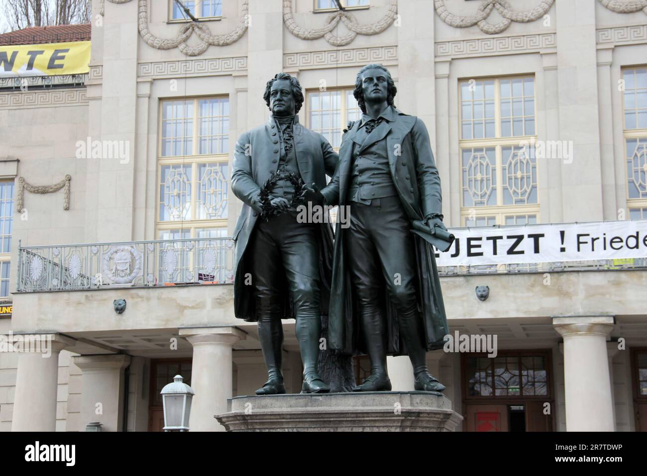 Monumento Goethe-Schiller di fronte al Teatro Nazionale tedesco, opera scultorea di Ernst Rietschel, creata nel 1857, Weimar, Germania Foto Stock