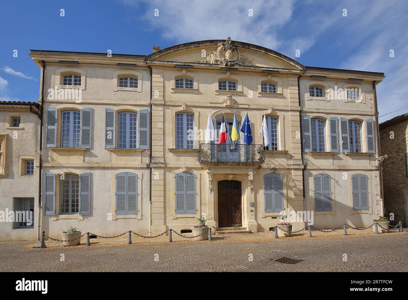 Hotel de Ville, Municipio con bandiera francese, bandiera UE, Ucraina, bandiere, Saint-Paul-Trois-Chateaux, St, Ucraina, Drome, Tricastin Foto Stock
