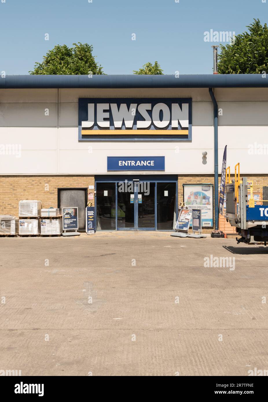 Segnaletica all'esterno del negozio Jewson Builders Merchants, Kennington Lane, Londra, SE11, Inghilterra, REGNO UNITO Foto Stock