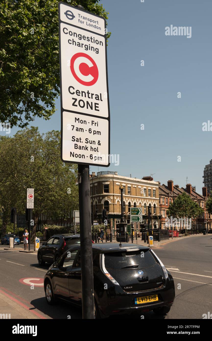 Closeup of Transport for London Congestion Charging Central zone signage on Kennington Lane, London, England, U.K. Foto Stock