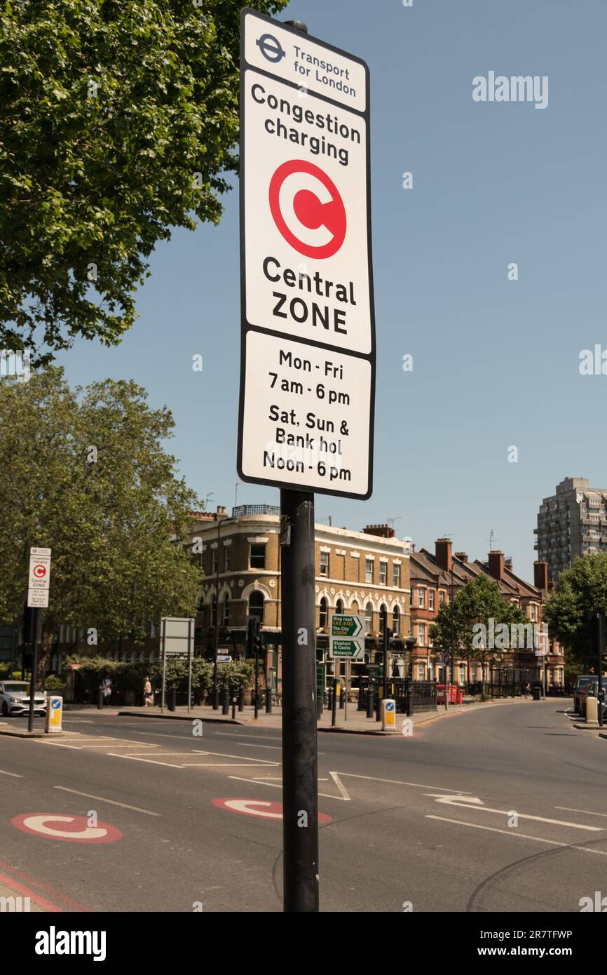 Closeup of Transport for London Congestion Charging Central zone signage on Kennington Lane, London, England, U.K. Foto Stock