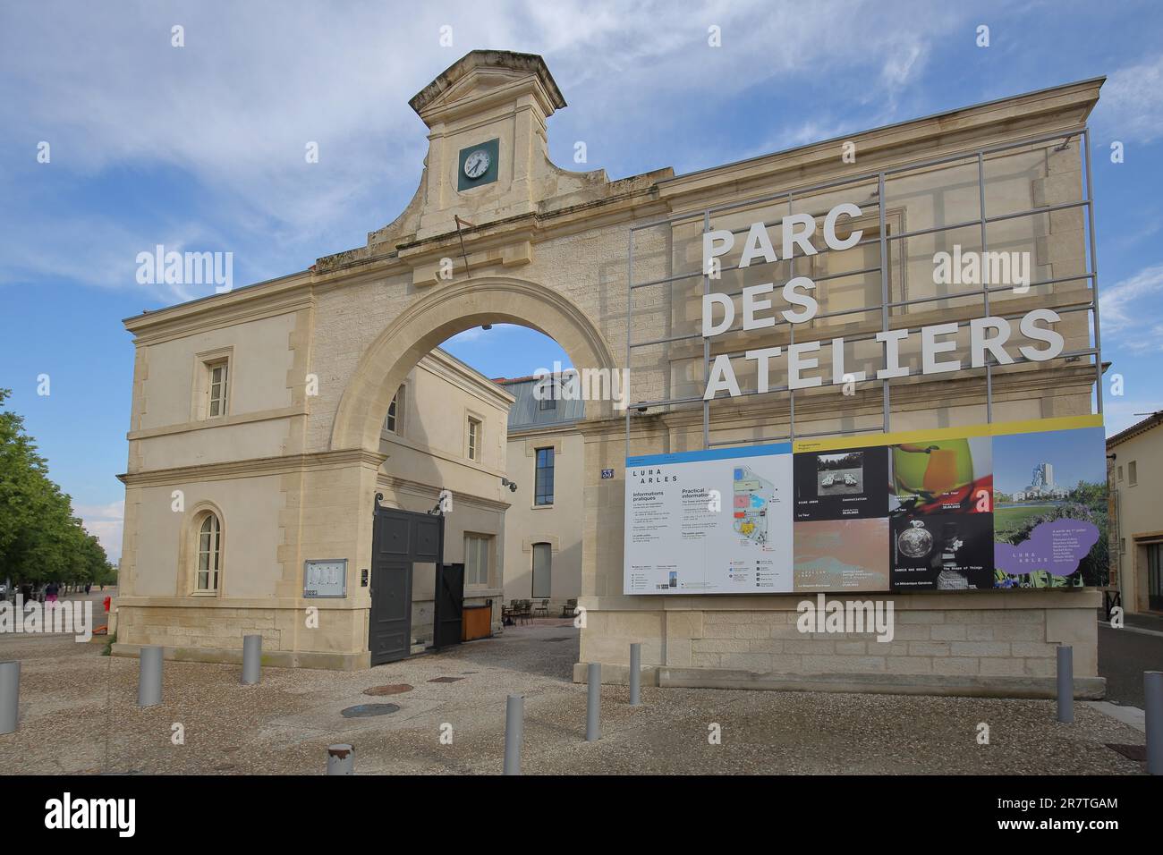 Edificio d'ingresso con arco e banner per il Parc des Ateliers, iscrizione, Arles, Bouches-du-Rhone, Camargue, Provenza, Francia Foto Stock