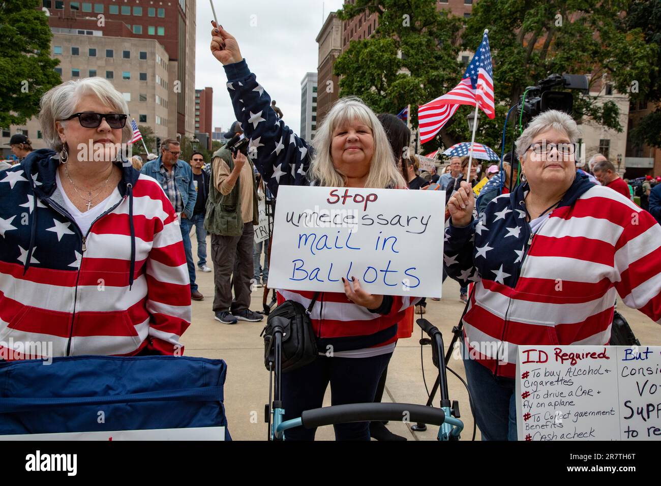 Lansing, Michigan USA, 12 ottobre 2021, Un raduno al Michigan state Capitol richiede una revisione legale dei risultati delle elezioni presidenziali del 2020. Foto Stock