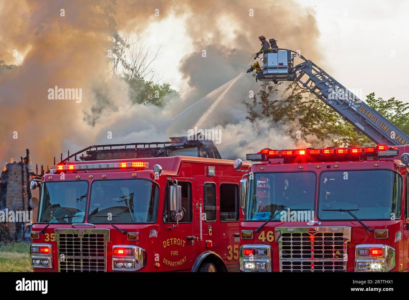 Detroit, Michigan USA, 10 giugno 2023, una casa abbandonata brucia sul lato vicino est di Detroit, un'apparente incendio Foto Stock