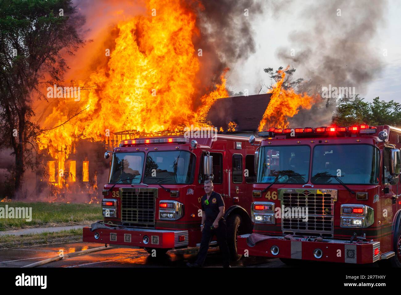 Detroit, Michigan USA, 10 giugno 2023, una casa abbandonata brucia sul lato vicino est di Detroit, un'apparente incendio Foto Stock