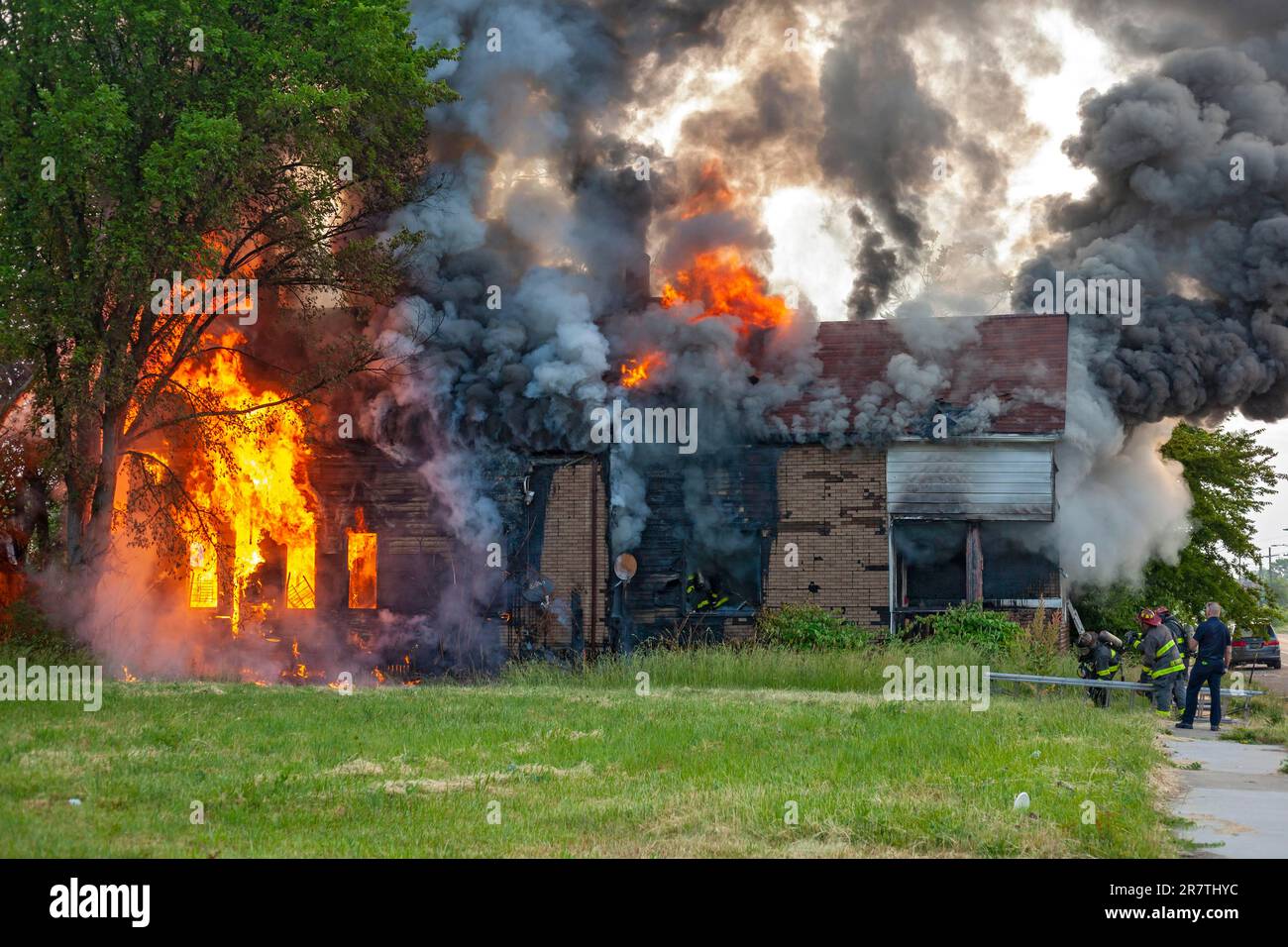 Detroit, Michigan USA, 10 giugno 2023, una casa abbandonata brucia sul lato vicino est di Detroit, un'apparente incendio. I vigili del fuoco possono essere visti attraverso Foto Stock