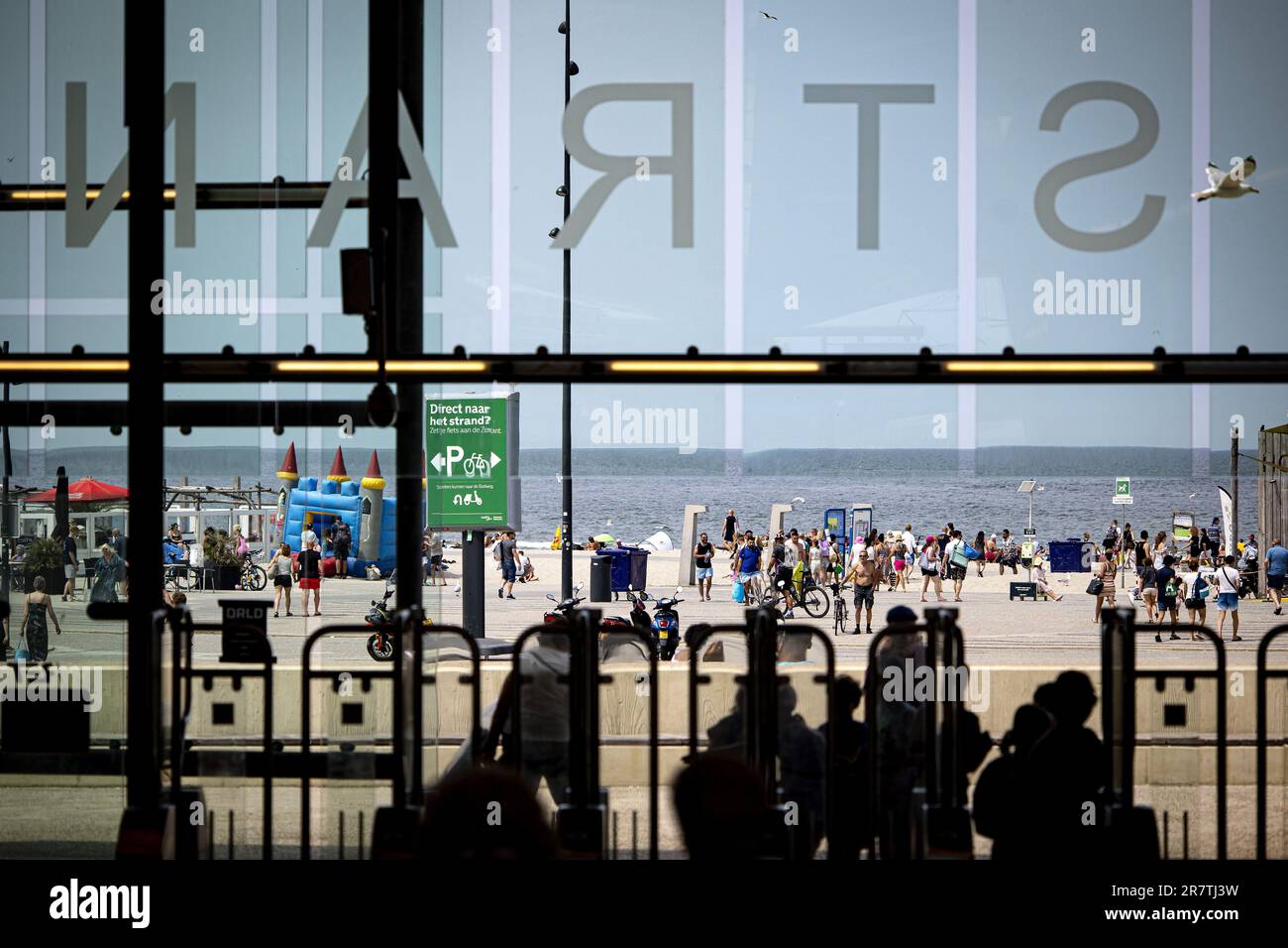 HOEK VAN HOLLAND - i viaggiatori arrivano in metropolitana sulla spiaggia di Hoek van Holland. La stazione della metropolitana di Hoek van Holland, di recente apertura, attrae una grande folla. ANP RAMON VAN FLYMEN olanda fuori - belgio fuori Foto Stock