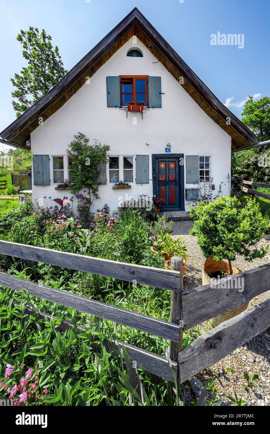 Piccola casa con giardino a Immenthal, comune di Guenzach, Allgaeu, Baviera, Germania Foto Stock