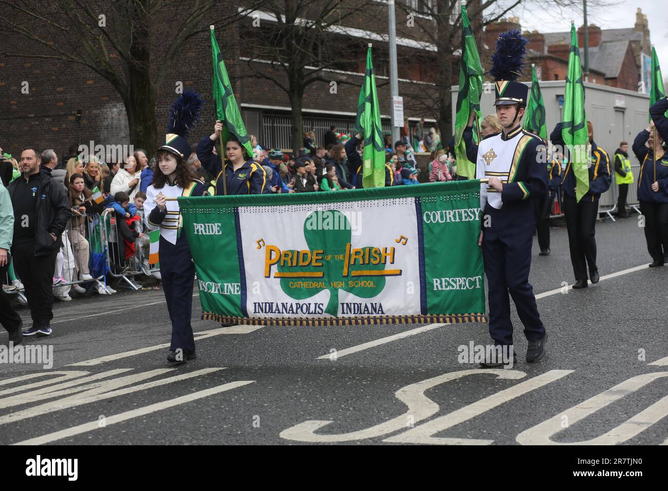 Un gruppo dell'Indiana porta una bandiera con le parole Pride of the Irish alla parata di San Patrizio a Dublino nel 2023. Dublino, Irlanda Foto Stock