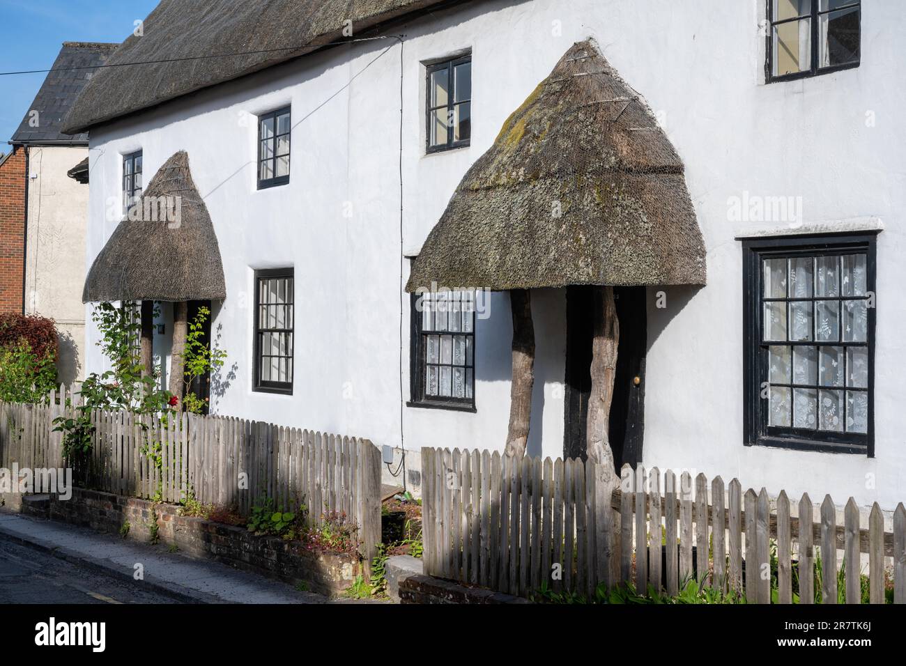 Case a schiera inglesi costruite tradizionalmente con tetti di paglia, Salisbury, Wiltshire, Inghilterra, Regno Unito Foto Stock