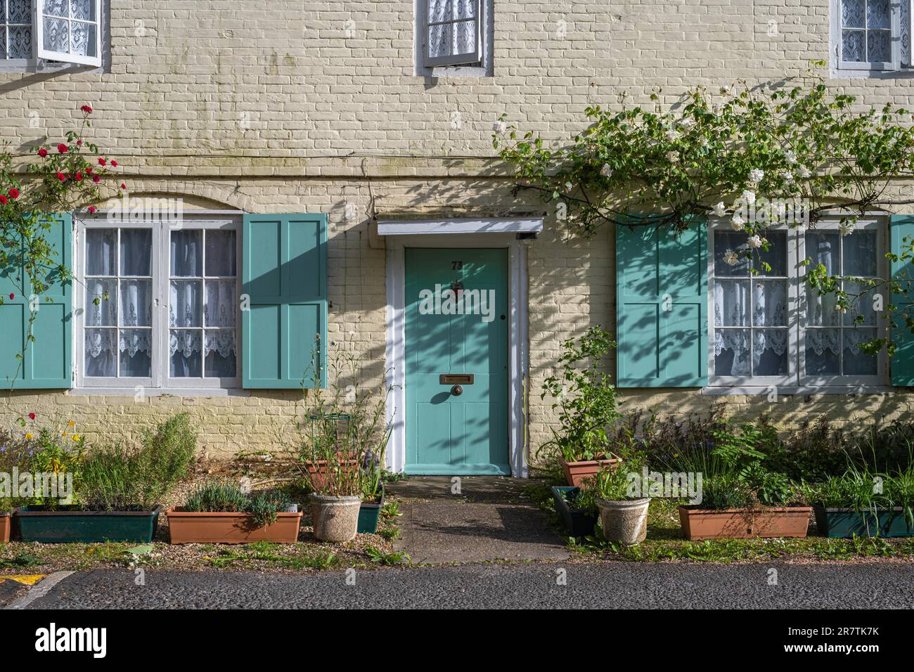 Casa tradizionale inglese a schiera costruita con mattoni clinker, Salisbury, Wiltshire, Inghilterra, Regno Unito Foto Stock