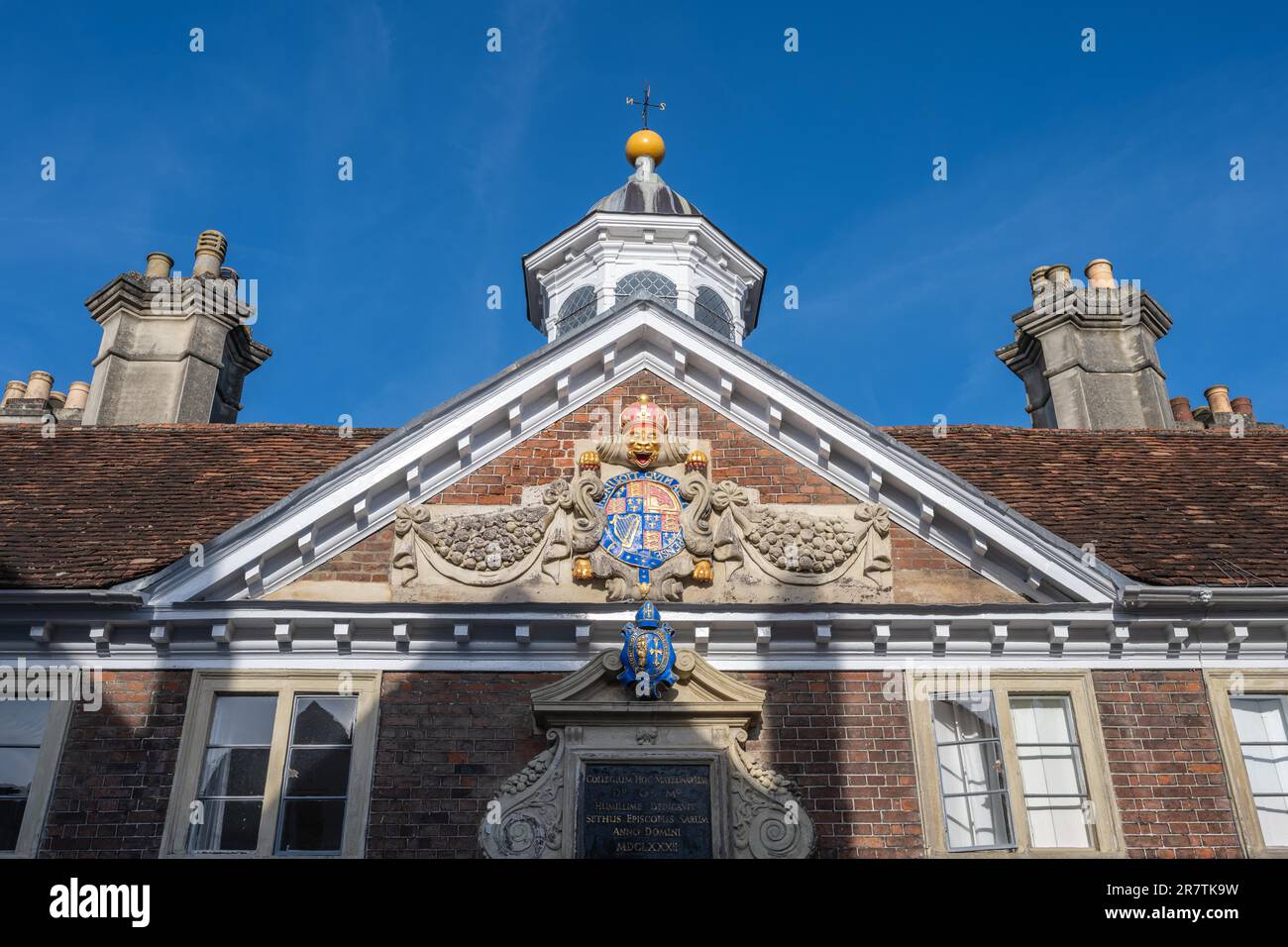 Particolare del College of Matrons costruito nel 1682 con lo stemma reale di Stuart, ex almshouse per vedove, Salisbury, Wiltshire, Inghilterra, Unito Foto Stock