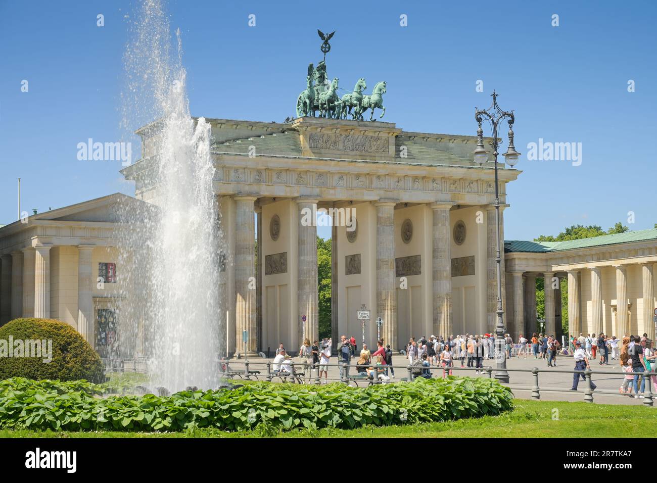 Springbrunnen, Brandenburger Tor, Pariser Platz, Mitte, Berlino, Deutschland *** Local Caption *** , Berlin, Deutschland Foto Stock
